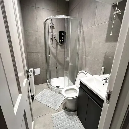 Queens Park Area, Beautiful Vibrant Ground Floor Lovely Apartmán *