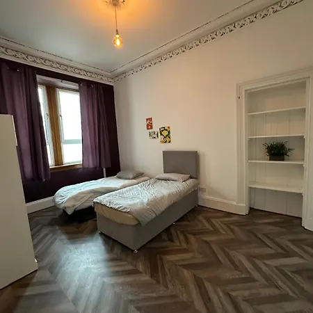 Spacious 5 Bedroom House Close To West End グラスゴー