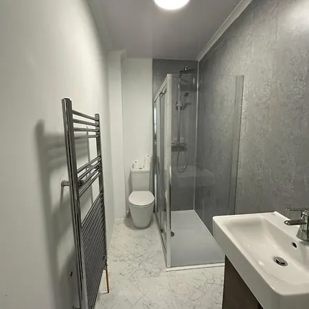 Spacious 5 Bedroom House Close To West End