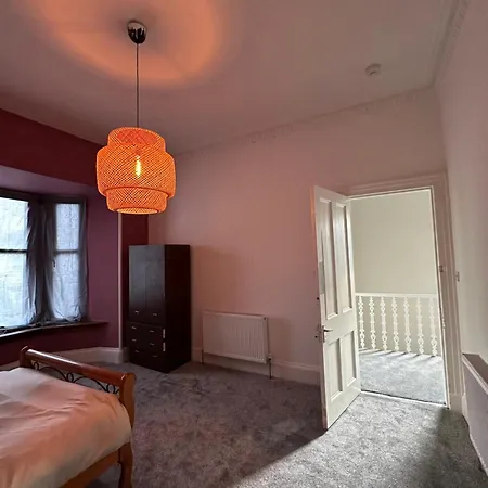 Spacious 5 Bedroom House Close To West End *