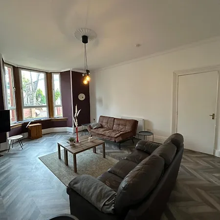 Spacious 5 Bedroom House Close To West End Glasgow