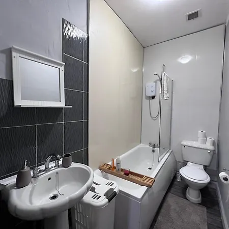 Traditional 5 Bedroom House Free Parking Westend *