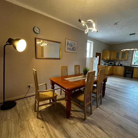 Traditional 5 Bedroom House Free Parking Westend Glasgow