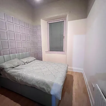 Traditional 5 Bedroom House Free Parking Westend