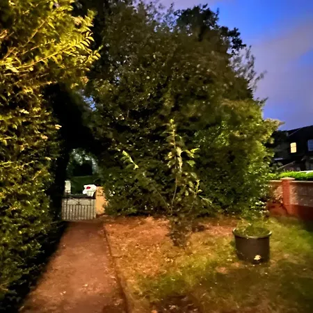 Traditional 5 Bedroom House Free Parking Westend