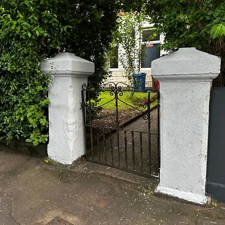 Traditional 5 Bedroom House Free Parking Westend Holiday home