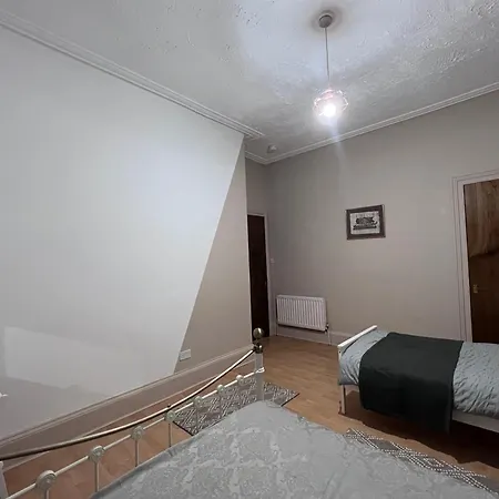 Vakantiehuis Traditional 5 Bedroom House Free Parking Westend