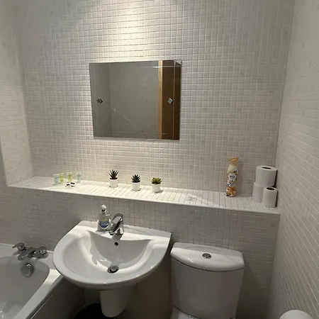 Апартаменты Comfy Two Bedroom Right In The City Center