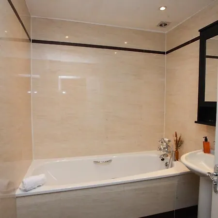 Lovely Spacious 2 Bed Flat Apartment