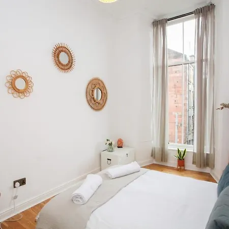 Lovely Spacious 2 Bed Flat *