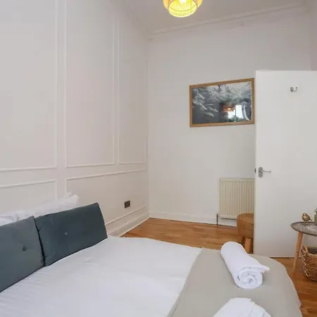 Lovely Spacious 2 Bed Flat * Glasgow