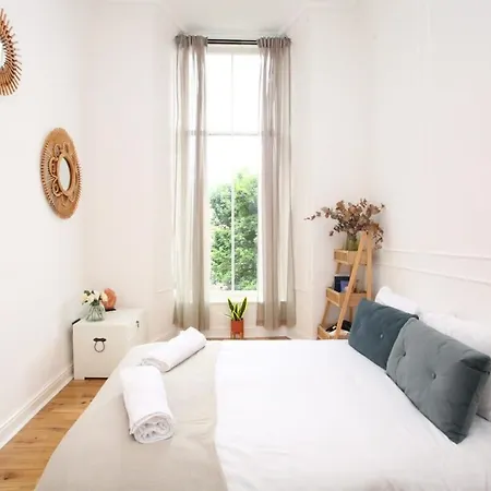 Lovely Spacious 2 Bed Flat * Glasgow