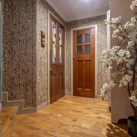 Pass The Keys Magical Mews Hideaway: Quirky Experience Glasgow