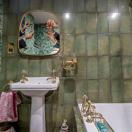 Pass The Keys Magical Mews Hideaway: Quirky Experience *