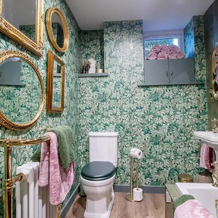 Pass The Keys Magical Mews Hideaway: Quirky Experience * Glasgow