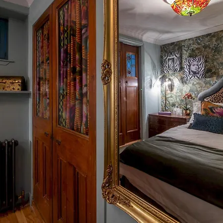 Pass The Keys Magical Mews Hideaway: Quirky Experience Holiday home