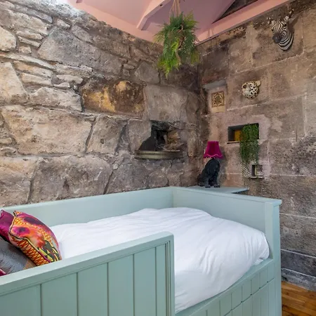 Pass The Keys Magical Mews Hideaway: Quirky Experience Glasgow