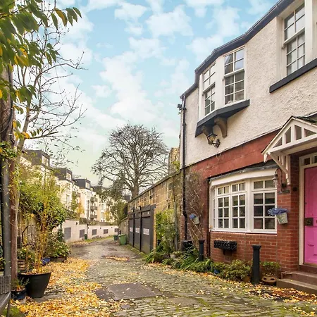 Holiday home Pass The Keys Magical Mews Hideaway: Quirky Experience