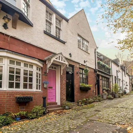 Pass The Keys Magical Mews Hideaway: Quirky Experience Glasgow