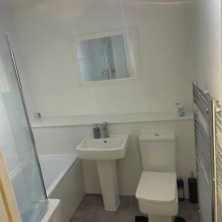 3bed, 2bedroom G-level Near City Apartment