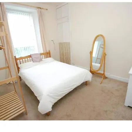 Flat In Close To Local Amenities דירה גלאזגו