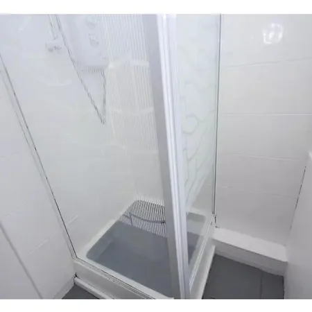 Flat In Close To Local Amenities *