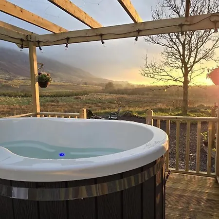 Campsie Luxury Pods With Hot Tub * Glasgow