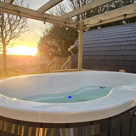 Luxury tent Campsie Luxury Pods With Hot Tub
