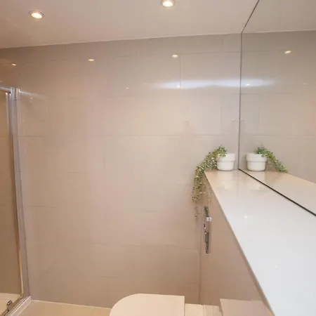 Charming Sandstone-basement In West End *