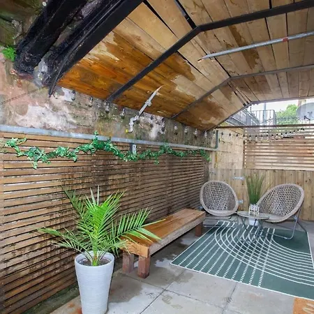 Beautiful 2 Bed Flat With A Private Terrace * Glasgow