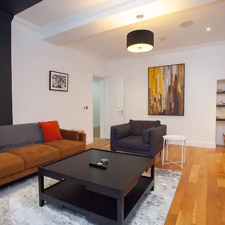 Charming Sandstone-basement In West End Tatil Evi