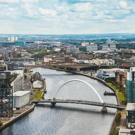 Homely Flat Close To Centre With Free Parking *