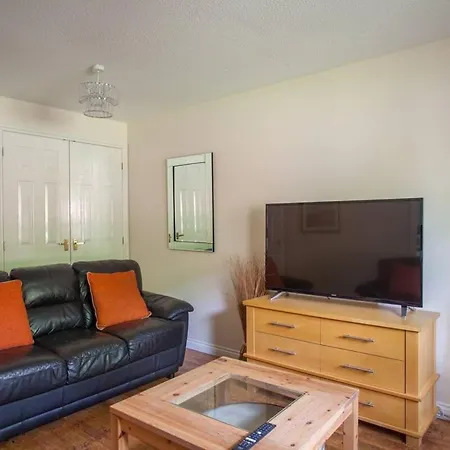 Homely Flat Close To Centre With Free Parking *