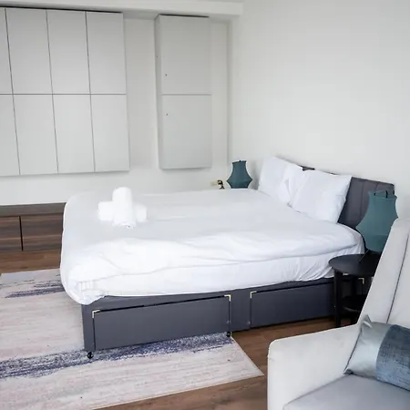 Stunning 3 Bed Penthouse In West End * Glasgow