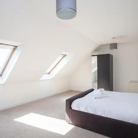 3 Bedroom Duplex With Free Parking Glasgow