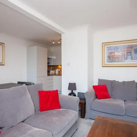 3 Bedroom Duplex With Free Parking Apartment