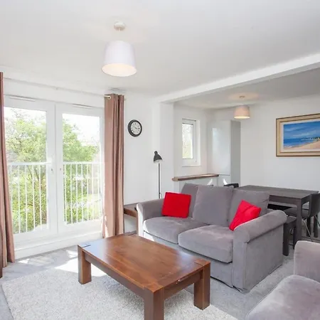 Apartment 3 Bedroom Duplex With Free Parking