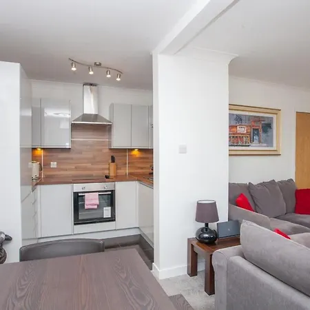 3 Bedroom Duplex With Free Parking Apartment *