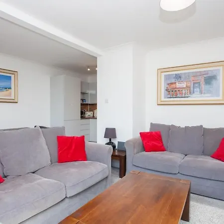3 Bedroom Duplex With Free Parking Apartment Glasgow