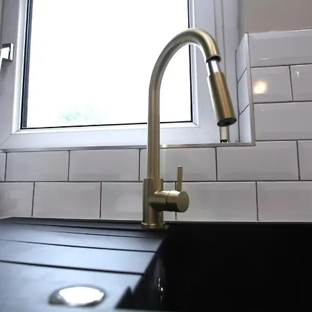 Three Bedroom Upper Flat In Jordanhill Διαμέρισμα *