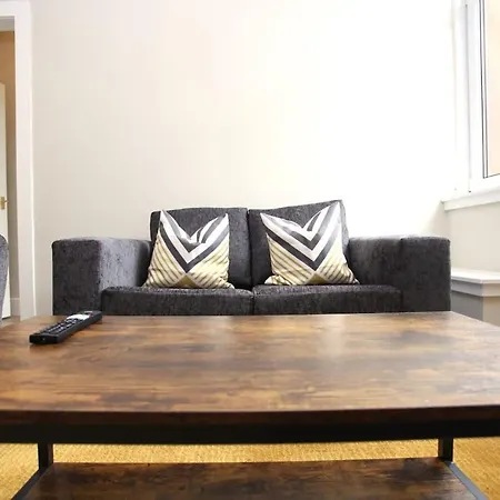 Three Bedroom Upper Flat In Jordanhill *