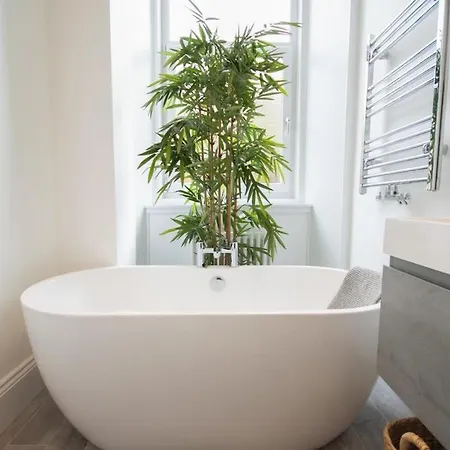 Stunning 3 Bed Flat In The Heart Of The West End Glasgow