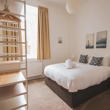 Casa de Férias Stunning 3 Bed Flat In The Heart Of The West End *