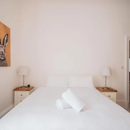 Hébergement de vacances Stunning 3 Bed Flat In The Heart Of The West End