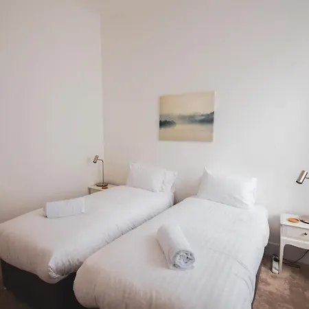 Stunning 3 Bed Flat In The Heart Of The West End *