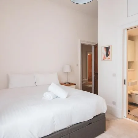 Casa de Férias Stunning 3 Bed Flat In The Heart Of The West End