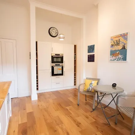 Stunning 3 Bed Flat In The Heart Of The West End * Glasgow