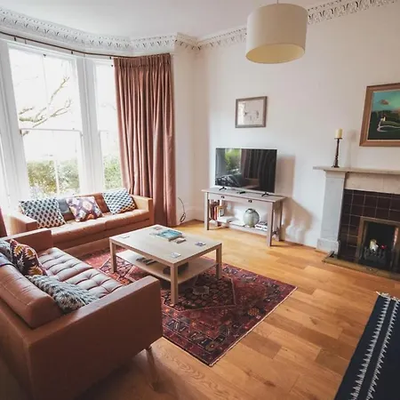 Stunning 3 Bed Flat In The Heart Of The West End *