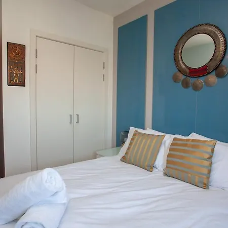 Riverside Flat With Stunning Views * Glasgow