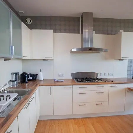 Riverside Flat With Stunning Views * Glasgow